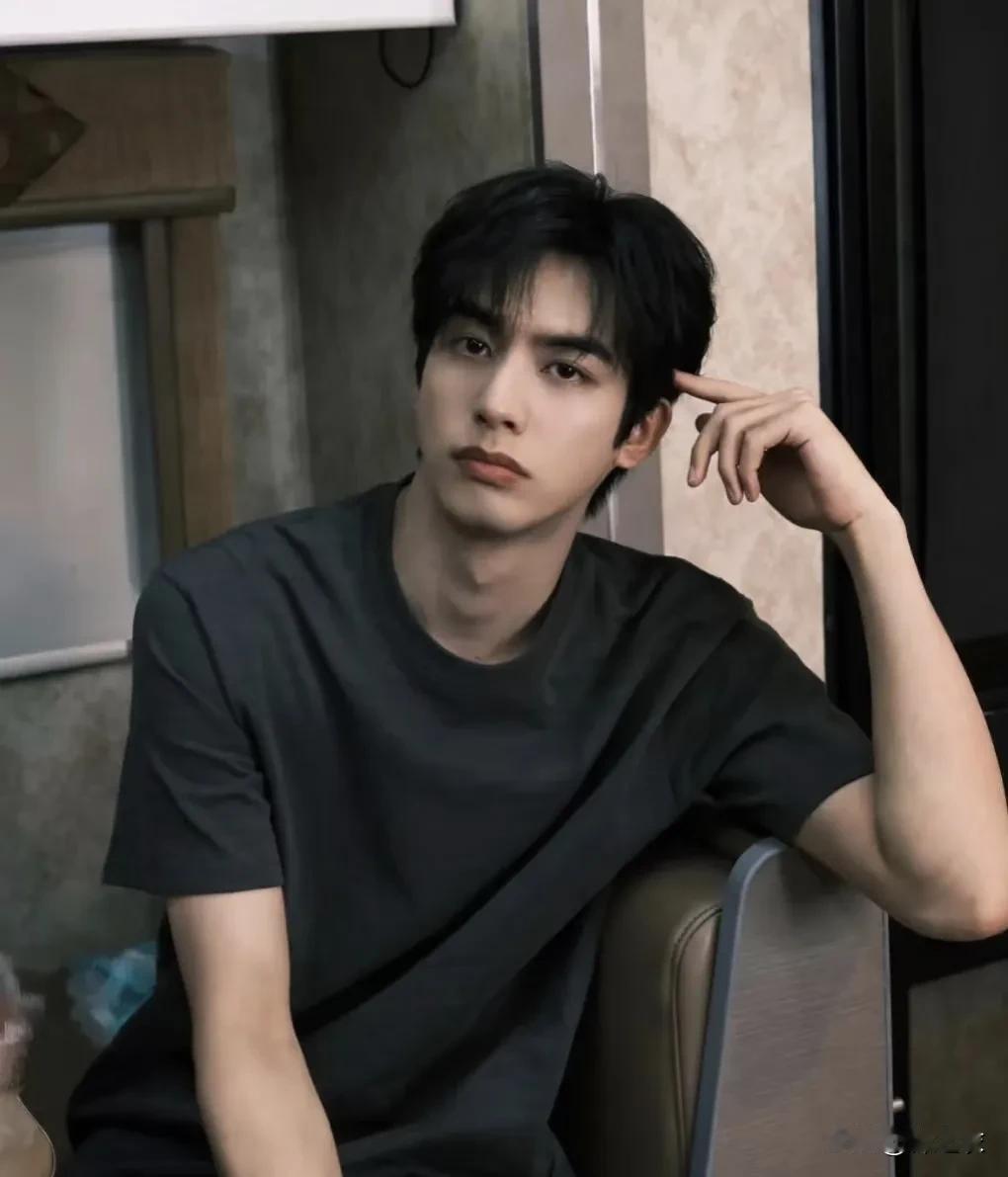 宋威龙的性格温和，对粉丝很真诚，对朋友长情仗义，爱小动物，很有主见，有时抽象中二