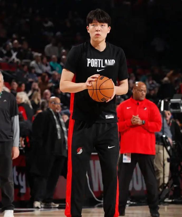 据媒体人说，从10月底到12月下旬，杨瀚森虽在球队大名单中，却始终未被激活。