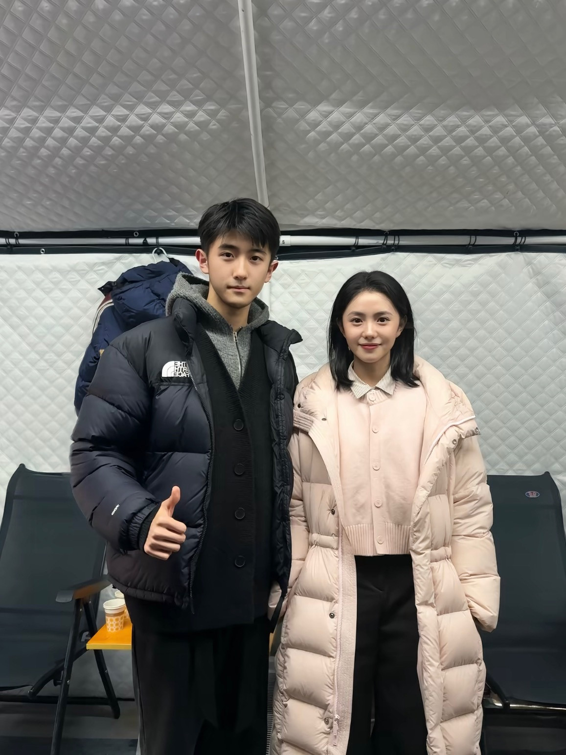 一些刘浩存合照她真的头小脸小比例太优越