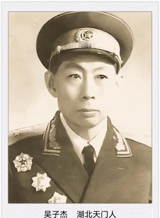 1949年秋天，新疆东部的鄯善突发叛乱。城门楼子上架起机枪的那一刻，满城百姓