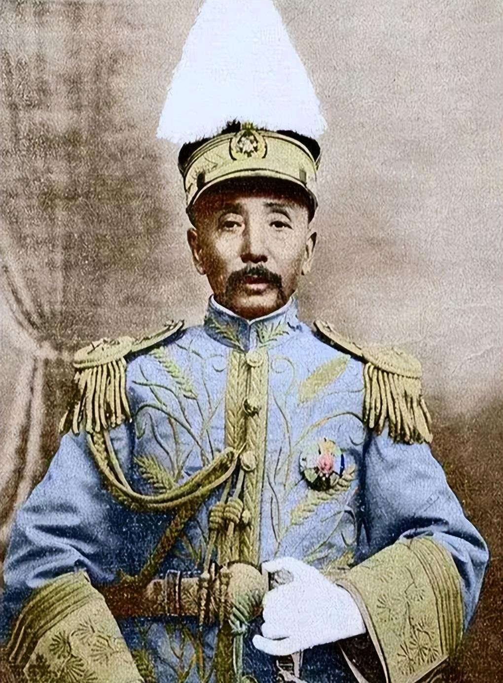 1894年，张作霖去于六家喝酒，中途于六去放水，谁知于六的小老婆二兰子突然拼命靠