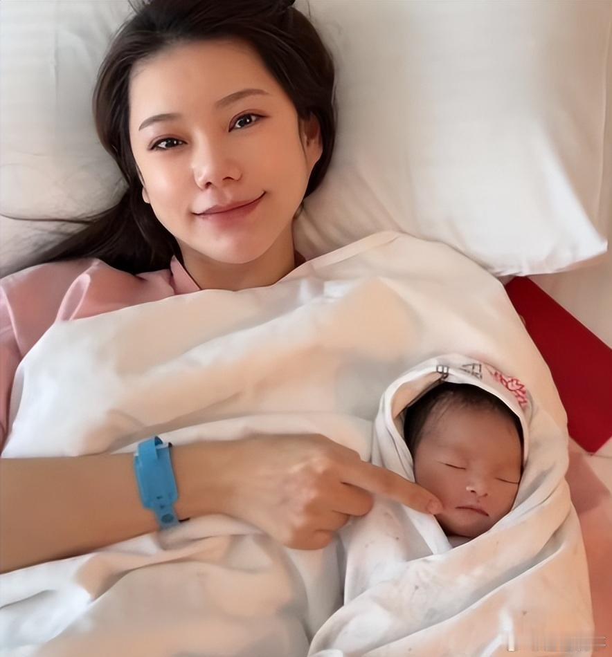 张兰在直播间笑得嘴都合不拢了，一边卖着酸辣粉一边突然拔高嗓门：“家人们，我又当奶