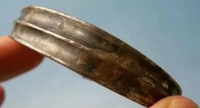 1300年前，唐朝一名贵妇将一个小纸条塞入银手镯的夹层中。谁也没想到，这个藏