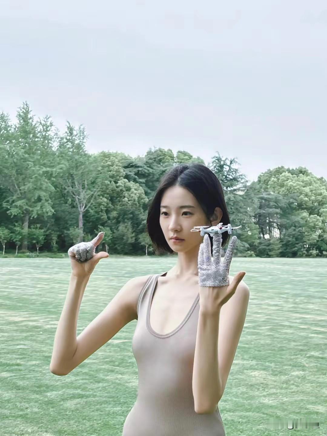 和光同尘，不张扬不旋耀，默默的在人海里浮沉，接纳一切真实，接纳一切虚伪，接纳一切