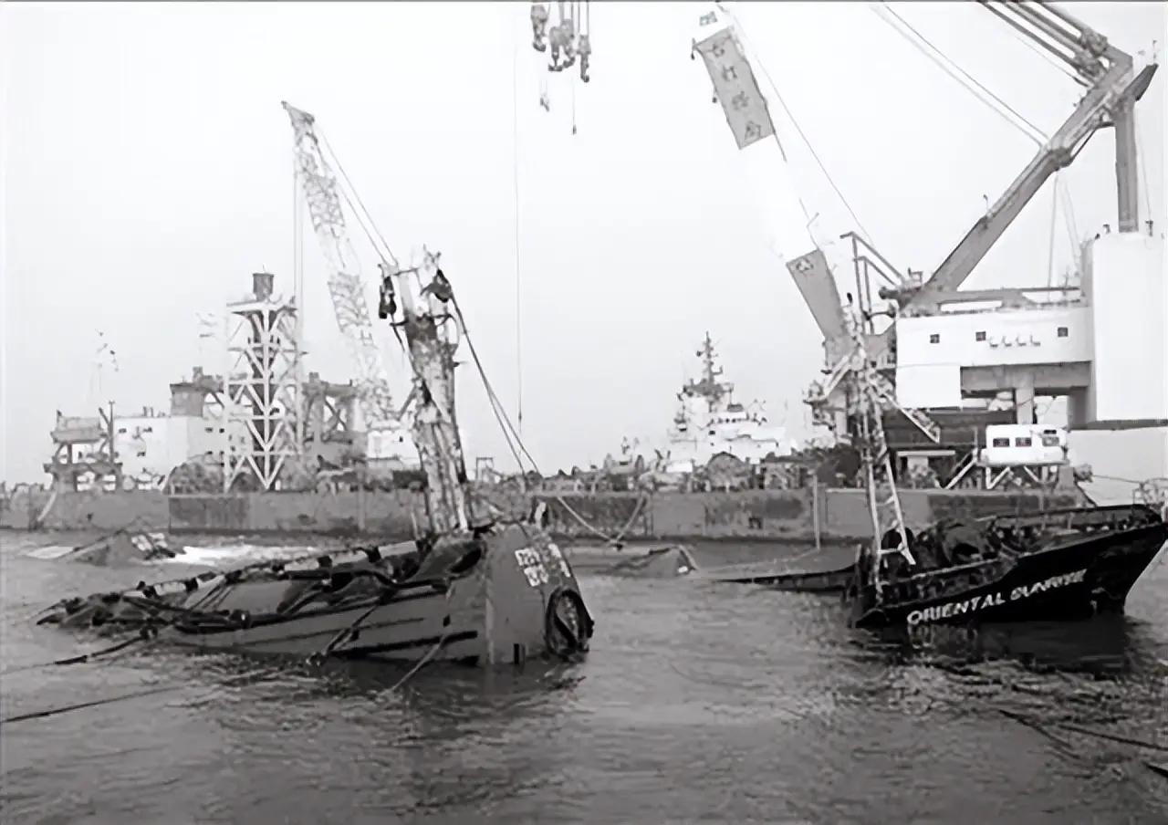 1972年，我国在威海卫海域打捞出一艘潜艇，拆解下908吨钢材，然而，英国首相却