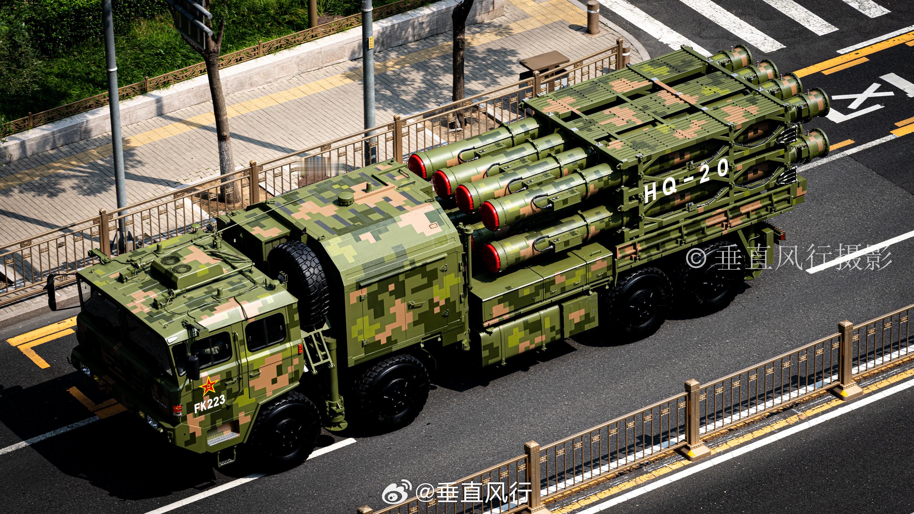 “火力铁幕”红旗20：中国防空体系的代际突破9月3日阅兵式上，一辆搭载着8枚导弹