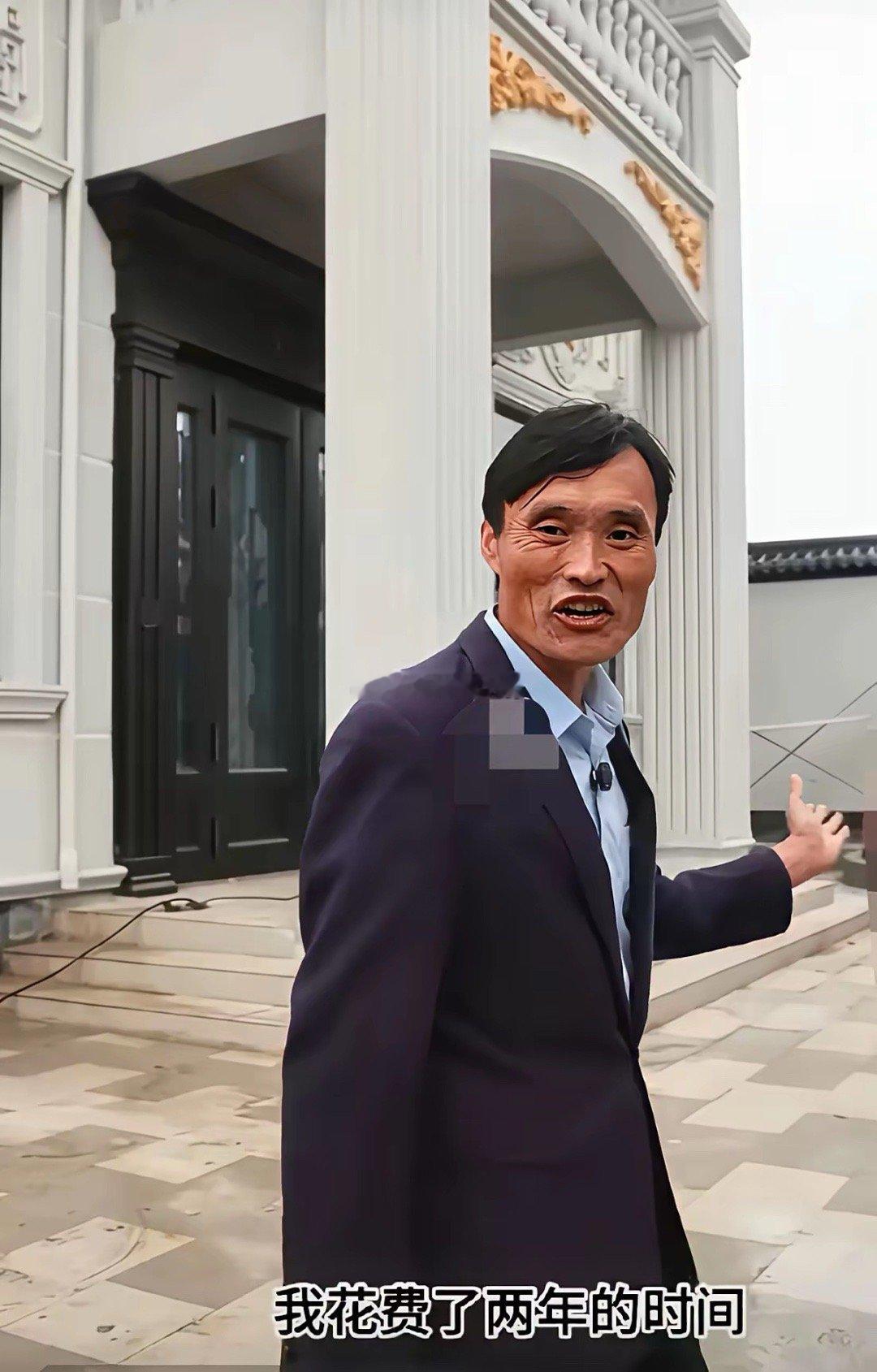 做网红是真赚钱啊，拉面哥就红了那么一阵，赚的就是普通人几辈子赚不来的钱，他身后这