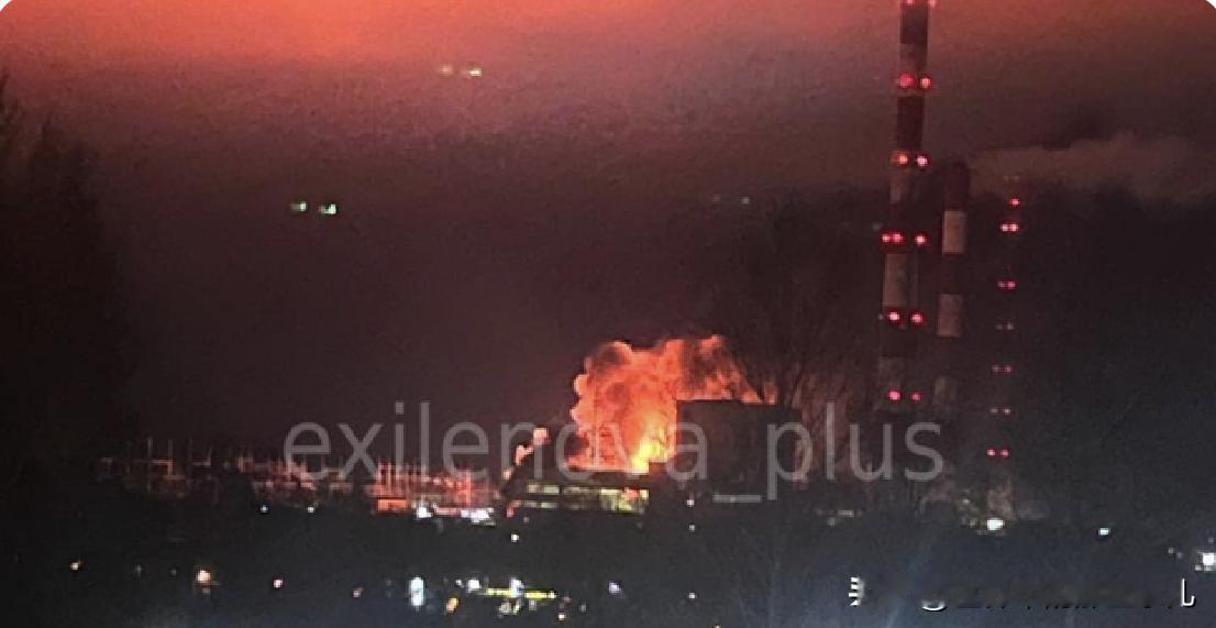 乌克兰军队袭击顿涅茨克、伏尔加格勒和克里米亚的无人机库和石油设施！11月6晚间看