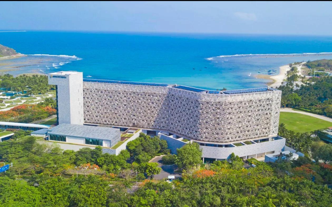 三亚被蛇咬女孩原来住的是三亚鹿回头的豪华酒店，坐拥小东海沙滩，平日均价过千元。鹿