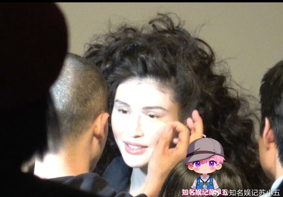 超模何穗产后复工被拍。用网友的话说，就是梳着爆炸头，搭配夸张耳饰，产后状态不错，