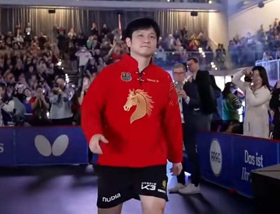 樊振东在国外估计想家了不是看到他吃中餐也不是听他采访说过，而是他所在的俱