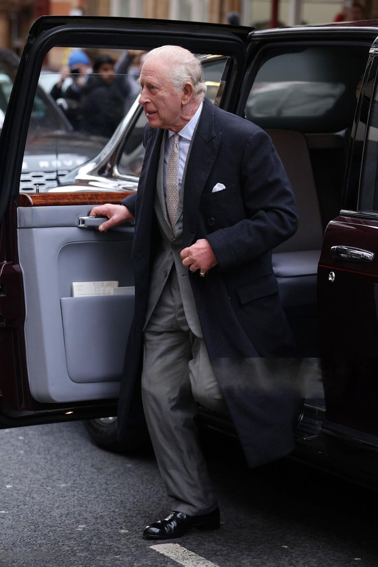 上流社会的下流事，国王愿意当卫生棉，安德鲁爱多人游戏。菲利普亲王有二十几个情妇