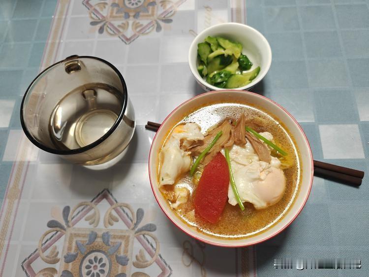 早餐吃什么～早晨六点我和老公都睡醒了，可能是昨天晚上早睡的原因吧。我问老公