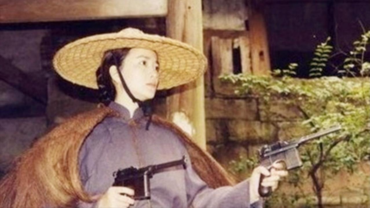 1937年，土匪黄八妹孤身求见上海土皇帝杜月笙，并说自己想要一批枪，要打鬼子，杜