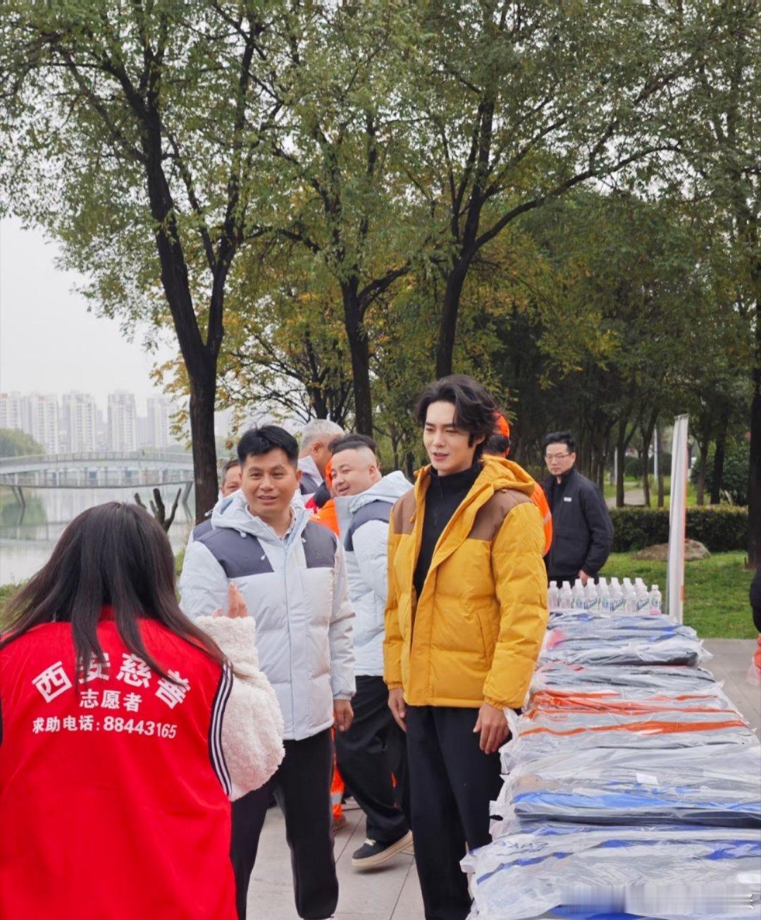 于适也玩起了燃冬。不过这个燃冬不是两男一女搞三搞四，是于适作为鸿星尔克的代言人给