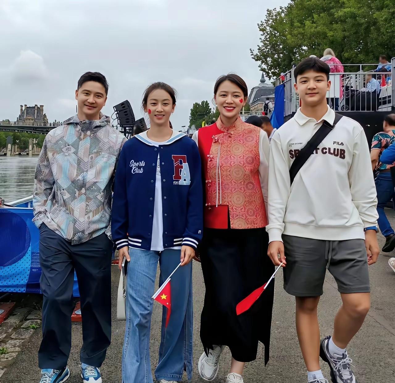 这一家子算不算最成功的一个家庭？你看一颜值一个个的真让人羡慕啊！