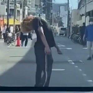 日本大阪西成区的街头，一段让人毛骨悚然的视频在网上疯传。视频里一个男人在大马路中