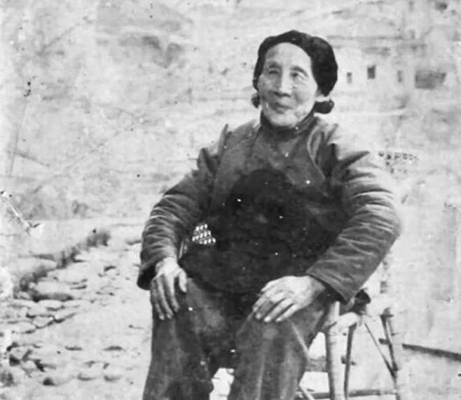 井冈山功臣袁文才被错杀，妻子拖回遗体后带五子女逃亡那是1930年2月的一个寒夜