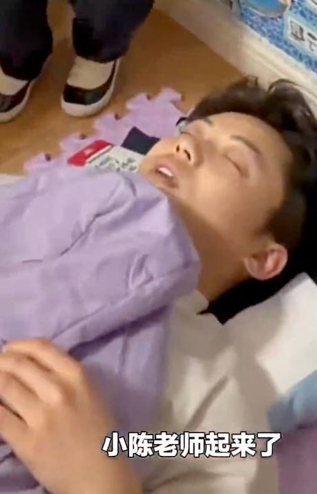 近日，幼儿园的男老师午休时，担心闹钟铃声会吵醒熟睡的小朋友，就把闹钟关掉了，可没