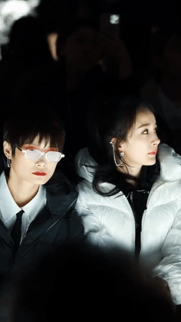 这打光，把杨幂这么精致的脸都能给打成普脸，幂姐的发际线是高，但如果不是这样的光，