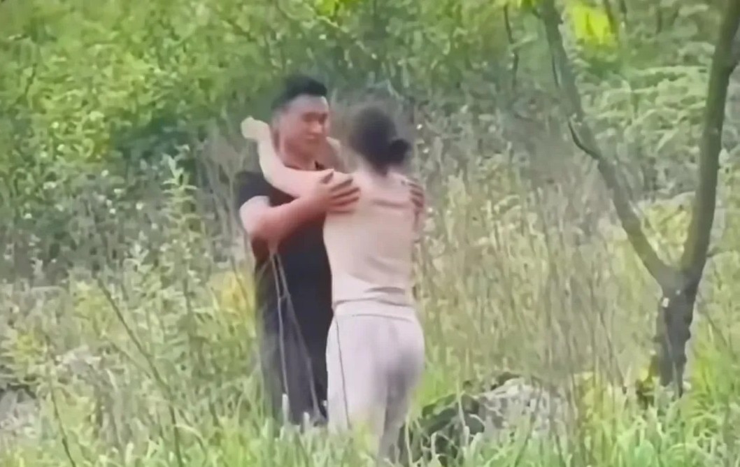 苦命鸳鸯，婚不能离，人又舍不得，但也不能干这事吧