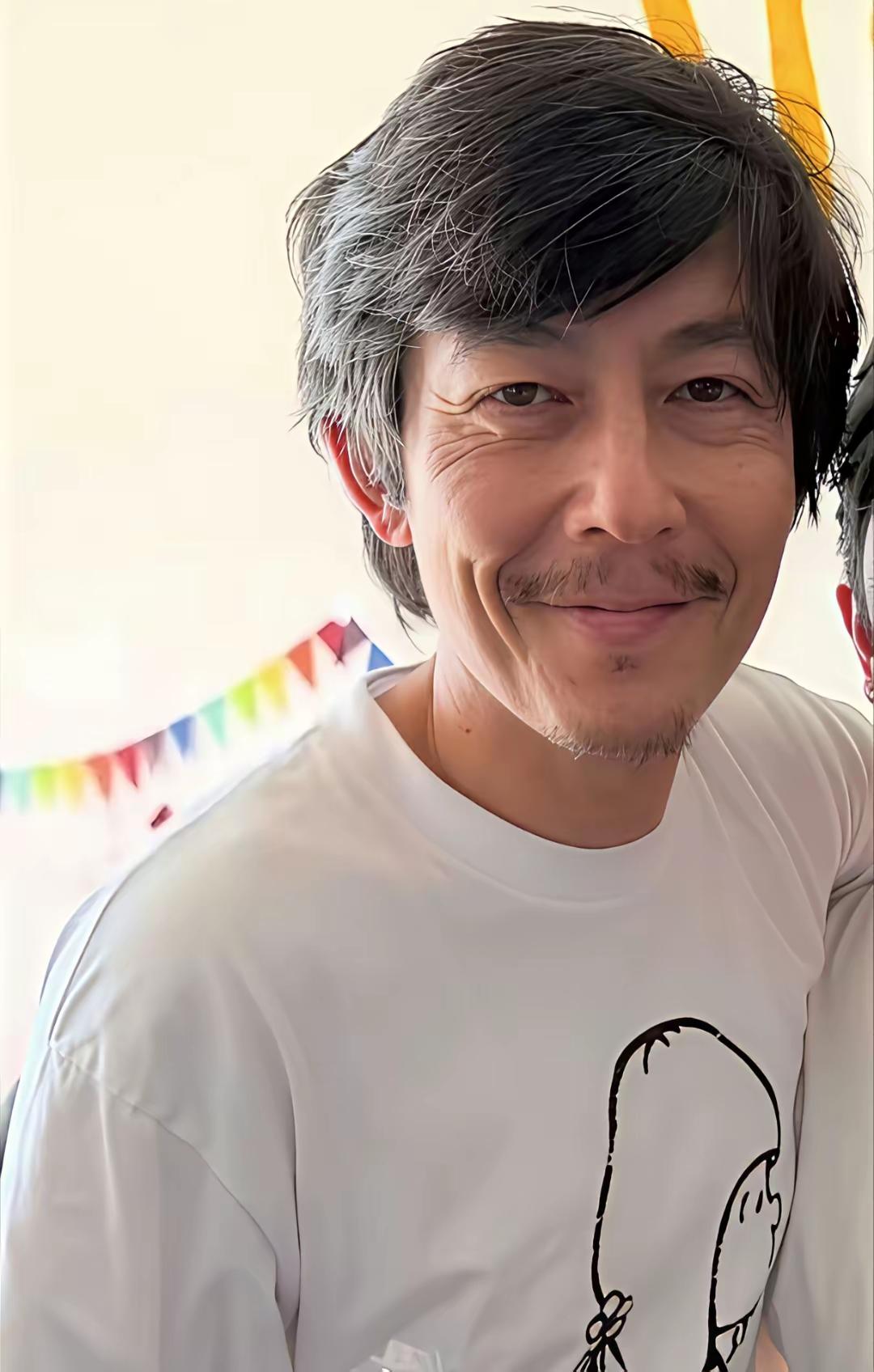 看到陈冠希突然变成这样了，查了一下他的年龄，原来他才只有45岁，为何看起来有60