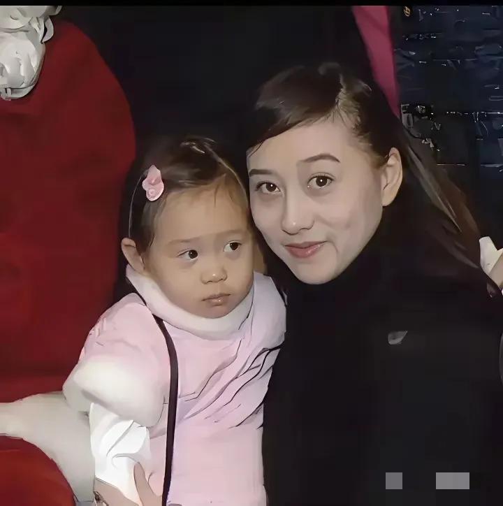 利智当年和女儿的合影，小女孩看着萌萌的好可爱啊！
