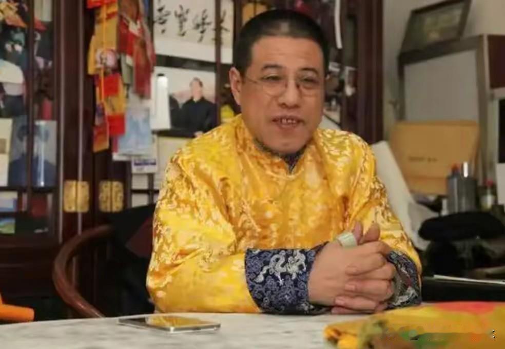 《红楼梦》解密后，最尴尬的是爱新觉罗后裔，以前说故宫是自家祖产，要国家归还，还穿