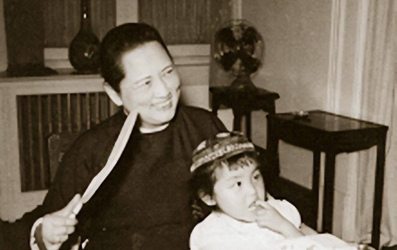 1957年，宋庆龄抱起一个不到一岁的小女孩，谁知刚抱在她怀里，孩子便在她身上尿了