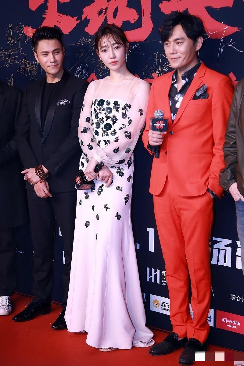 三星同框：最亮眼的就是胖瘦合度，身着桔红色西装的秦昊，但若说帅气还是目若朗星，腕