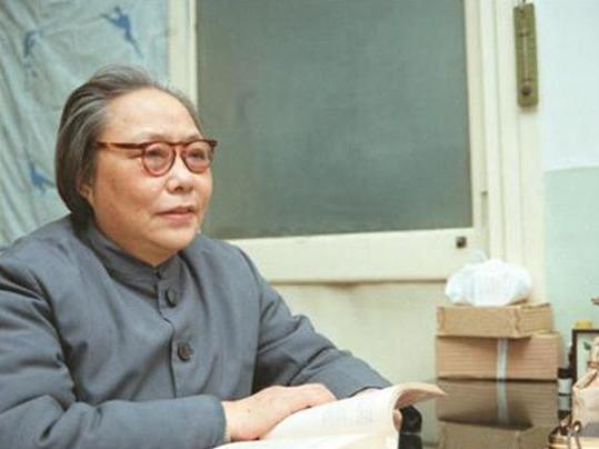她素有“红军西施”之美誉，才华与美貌集于一身。她曾嫁给开国元帅，离异之后终身未再