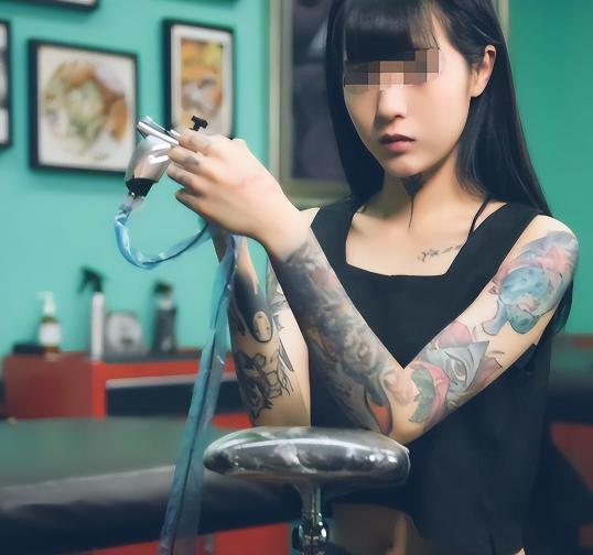 “有纹身的一律开除！”2021年，湖南15岁女生入学，却被老师发现她胳膊
