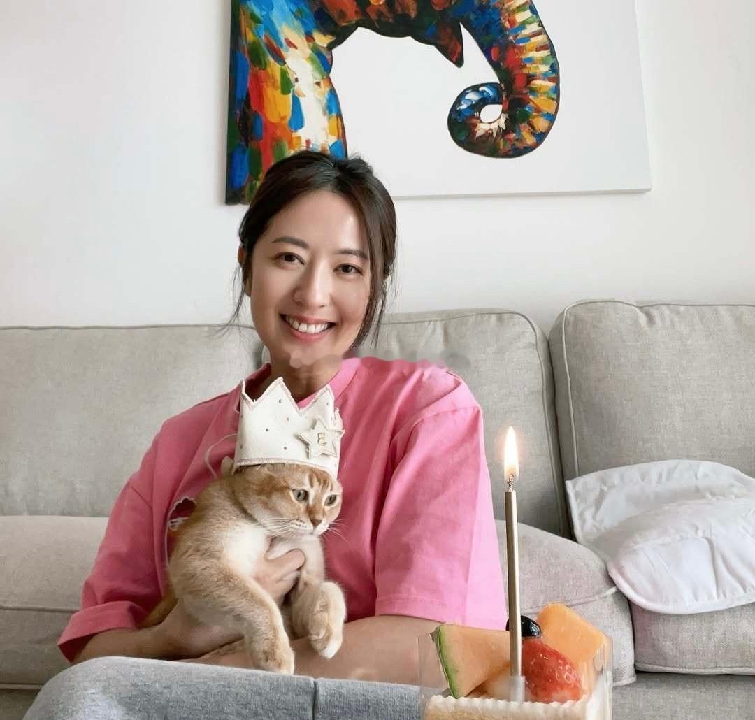 唐诗咏为家里的猫猫庆祝生日🐱​​​
