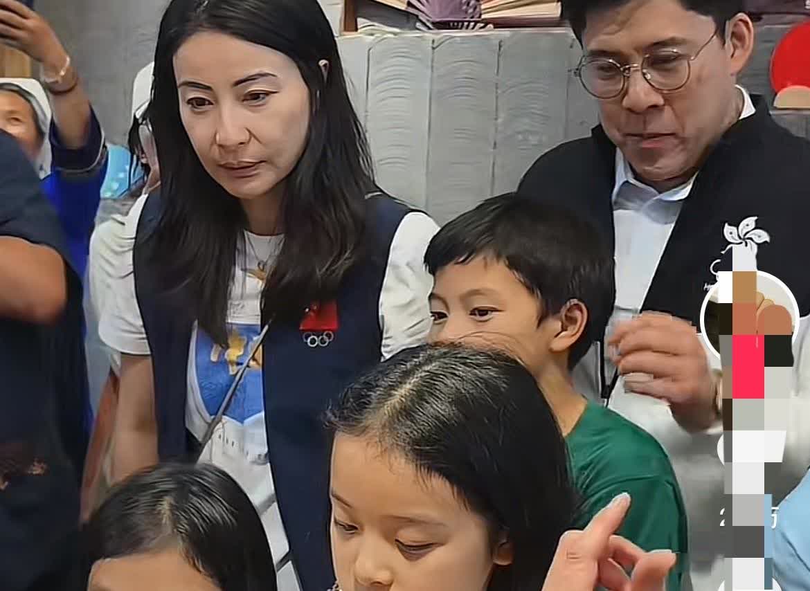简直难以置信！众目睽睽之下，郭晶晶既然这样对待自己儿女……要不是身后