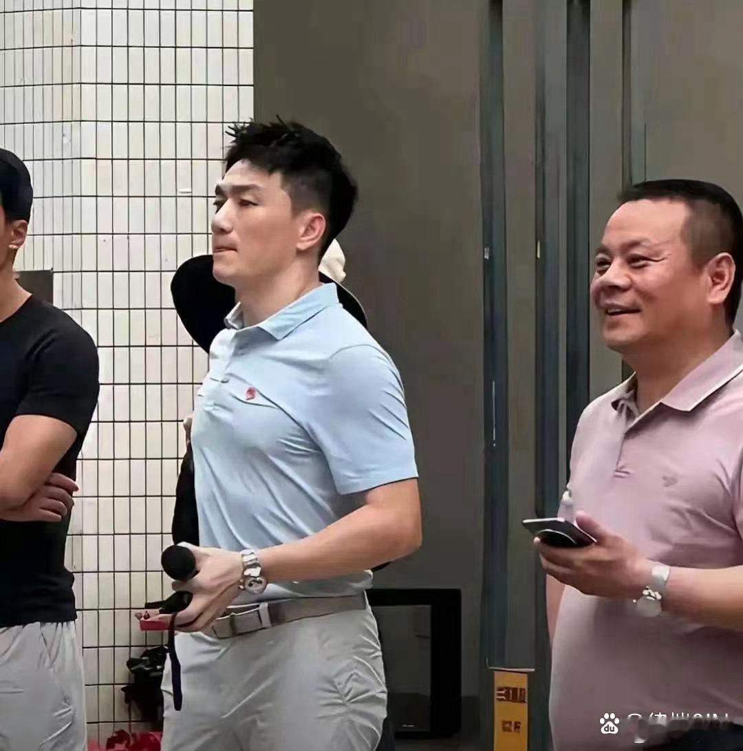 偶遇张馨予老公，还是很帅很有气质的