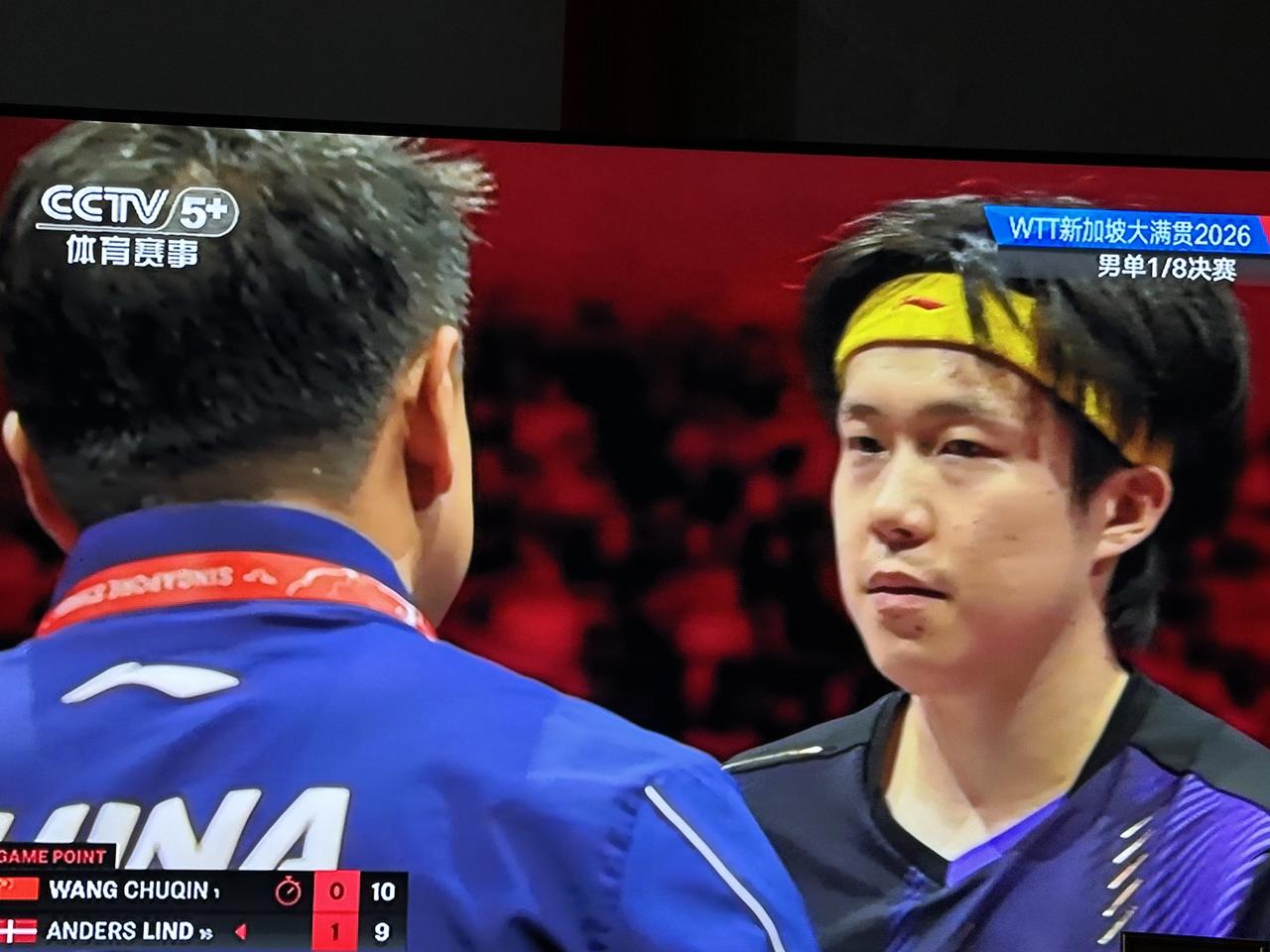 王楚钦逆袭成功，最终拿下了这场八分之一决赛。王皓指导功不可没！WTT新加坡大