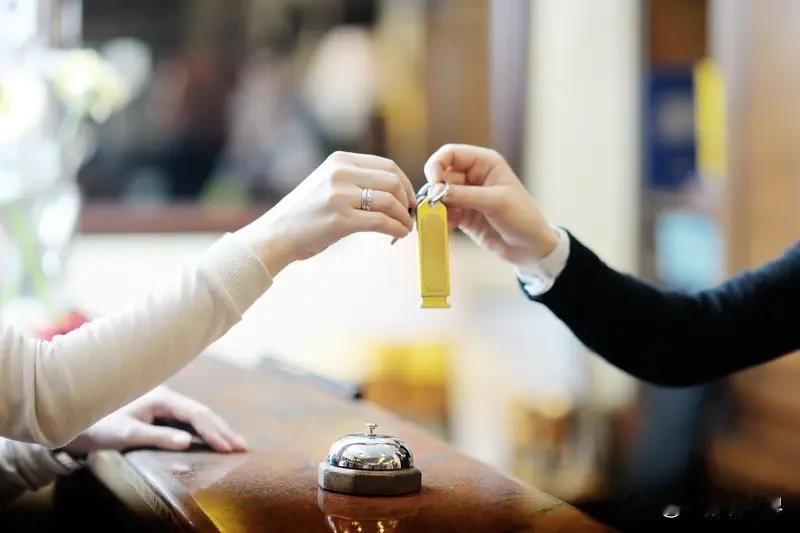 山东某地。记者采访问山东大爷:在山东什么样的工作才是好工作？大爷:你这问