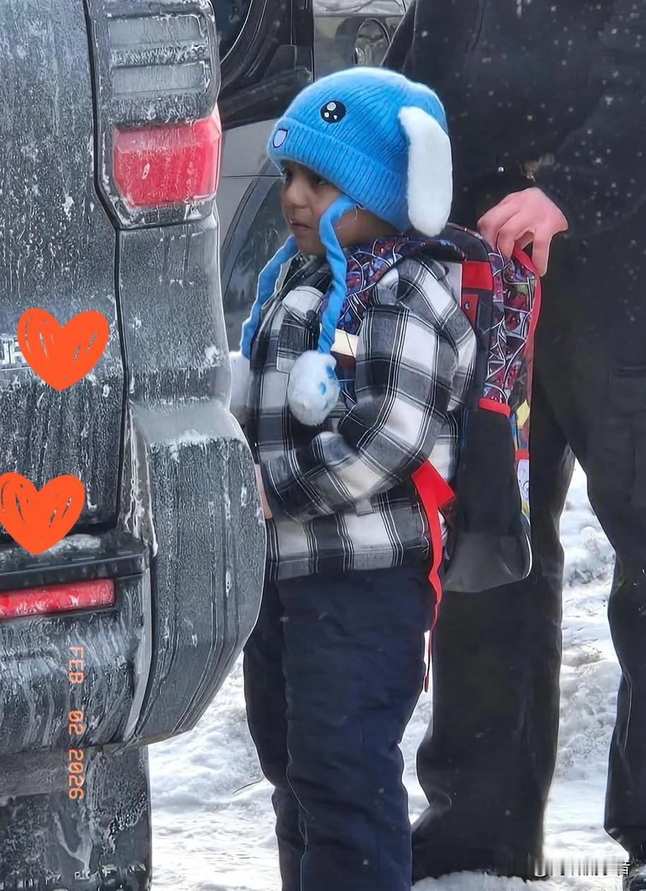 美国执法者竟然把5岁小男孩当诱饵，折腾半天终被打脸！美国执法者拦下背着蜘蛛侠背