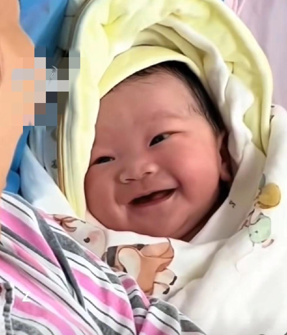 这一笑，看哭多少妈妈！刚出生不久的小宝宝，意味深长、满脸爱意的看着妈妈，好像带着