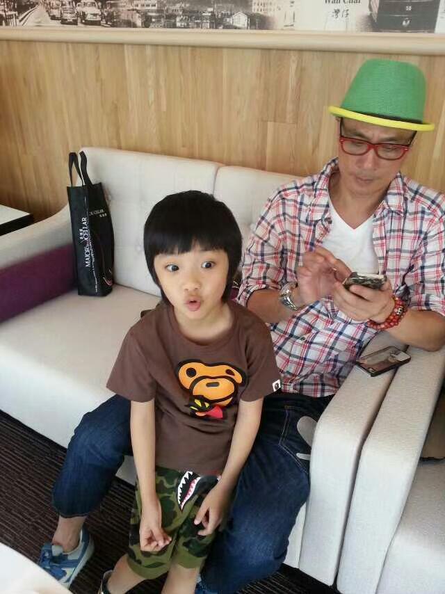 12年之后轮到费曼带吴镇宇上综艺了费曼要带吴镇宇上综艺了小时候在看吴镇宇和费曼，