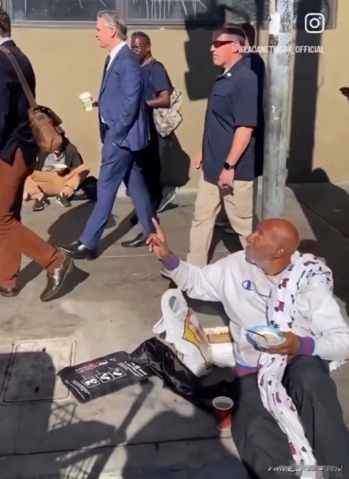 共存了，加州州长单手插兜路过“斩杀线”美国社交媒体一张图突然登上了中国得热搜，