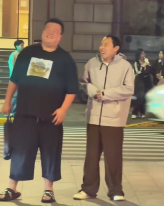 10月31日晚，网友在上海闹市的街头，偶遇了徐志胜和毛豆——因为是万圣节前夜，网