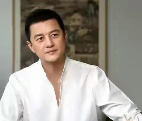 李亚鹏说：我曾经是一个亿万富翁。但是我都花了，我去做了4个公益机构，我做了一个嫣