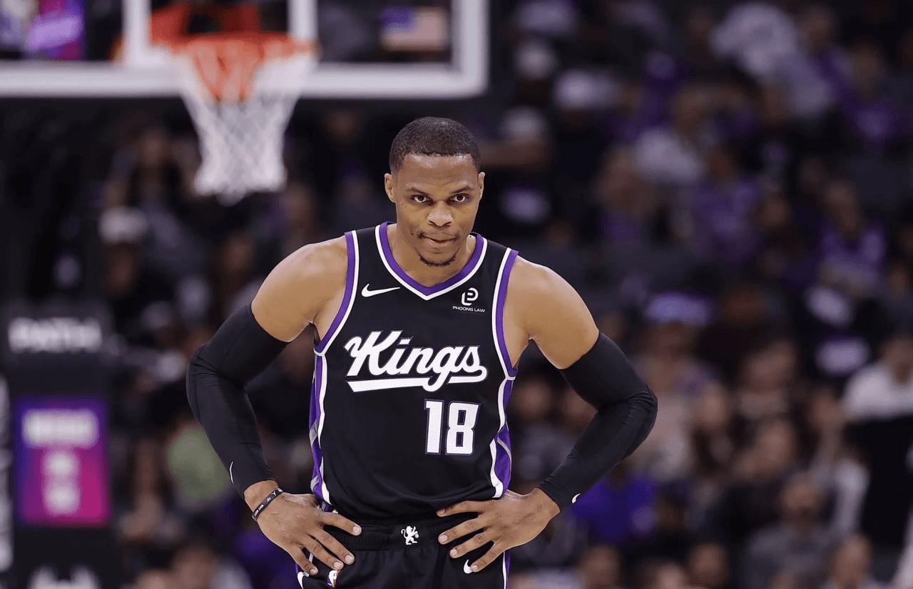 本赛季威少在最后时刻找到了工作，国王队表现的还不错，场均能够拿到13分左右，虽然