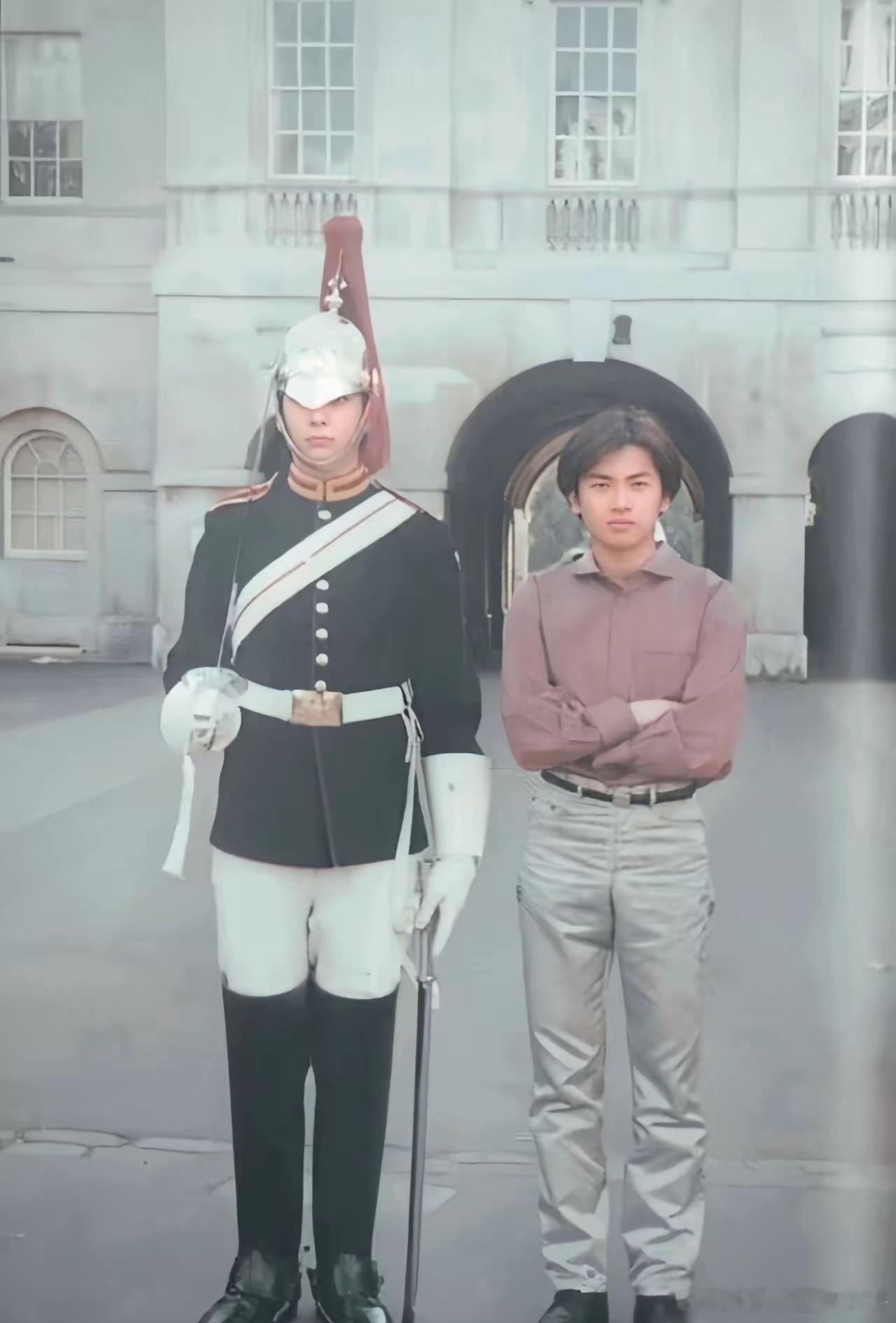 这是苏有朋在英国留学期间的一张老照片，拍摄于1995年。彼时苏有朋22岁，帅的不