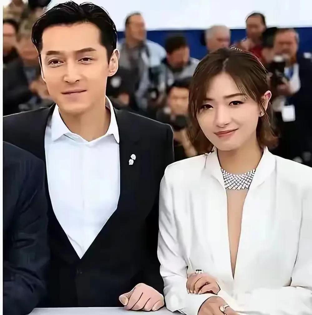 胡歌和万茜真可谓互相成就。早年万茜出道条件差，演话剧没钱赚，转型歌手也没水花，还