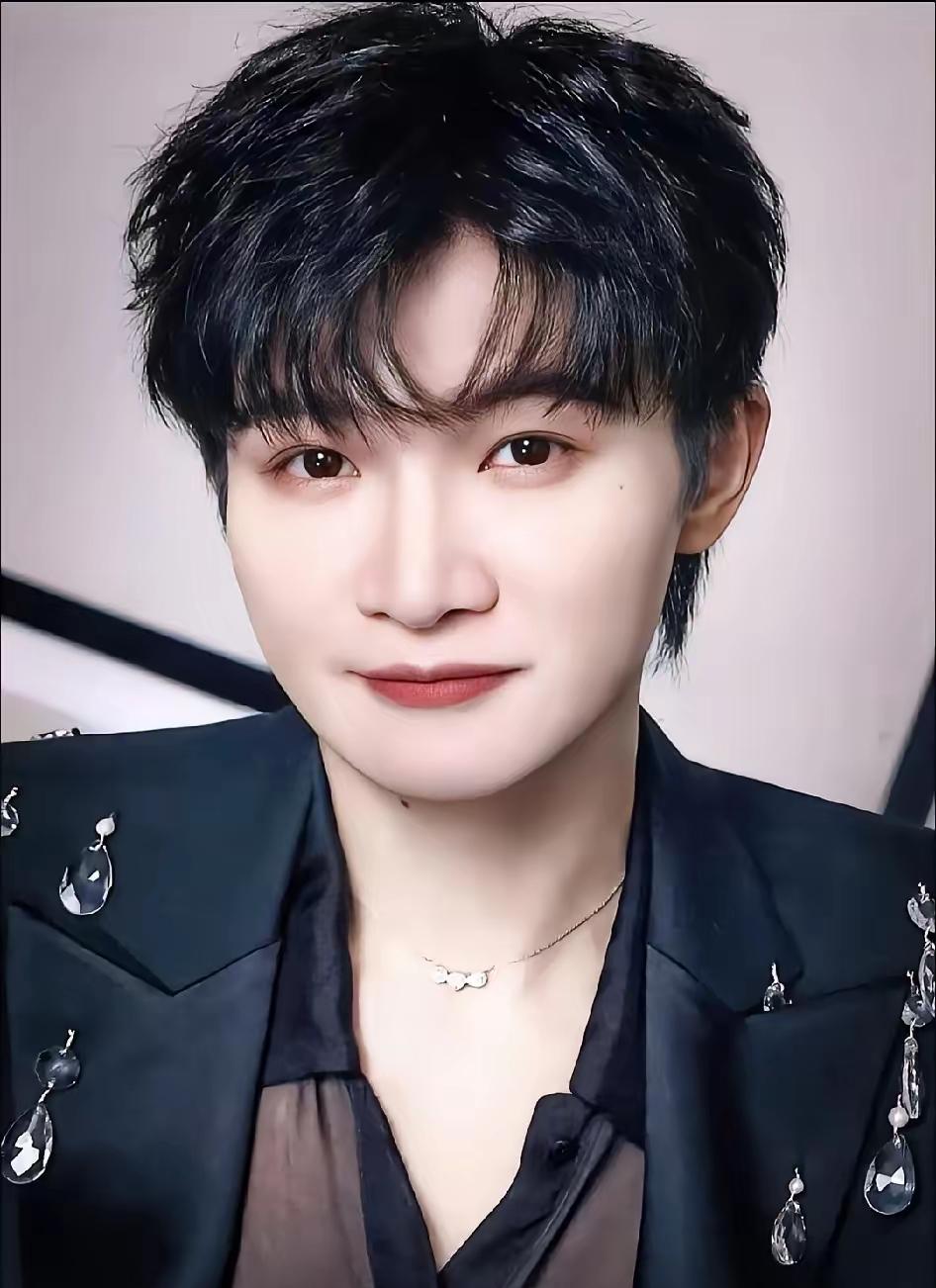 杨千嬅捐款我不意外，张柏芝捐款我也不意外，唯独周深驰援香港火灾的100万捐款，让