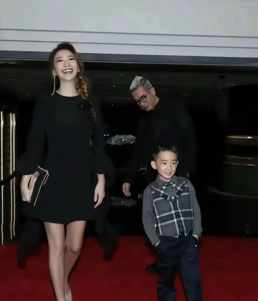 应采儿陈小春带着帅帅的儿子合影，陈小春你太有福气啦！应采儿身材窈窕，气质优雅，美