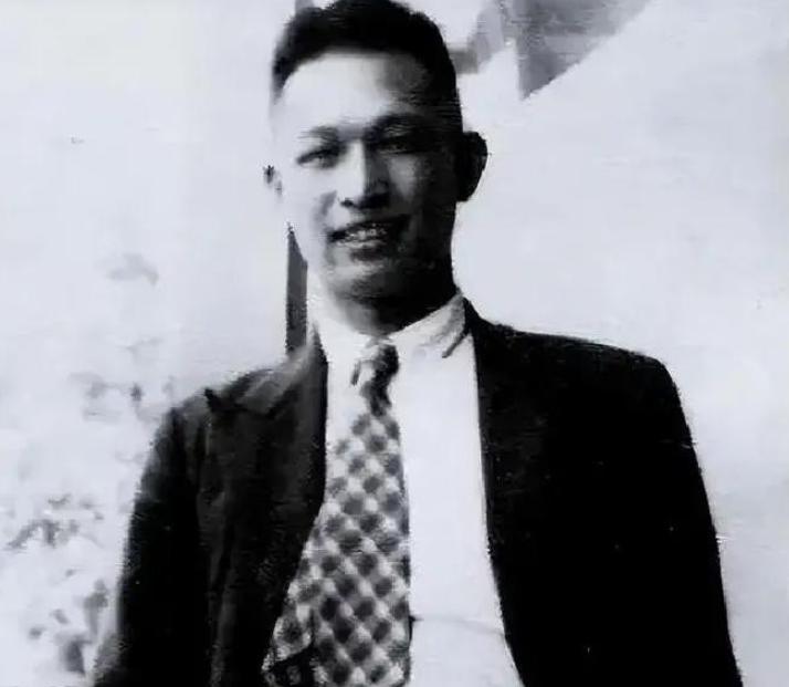 这位香港商人郑庆飞，亲生父亲是为国捐躯的烈士，母亲再婚的对象是位开国元帅，而他同