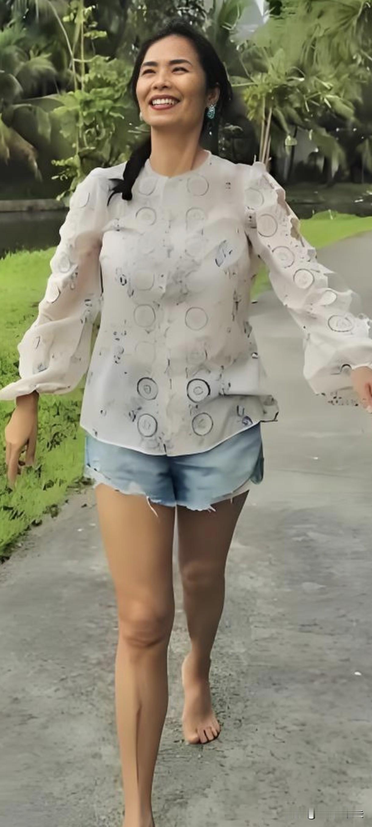韦唯肤色美，透诱人光泽。[微风